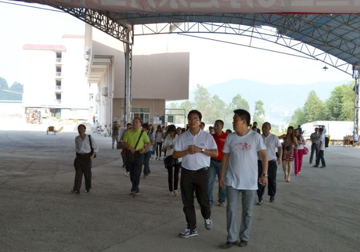 金艾陶瓷磚品牌董事長和營銷總經(jīng)理帶隊參觀生產(chǎn)基地