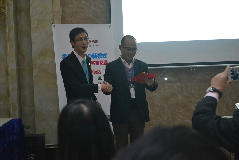 網(wǎng)銷(xiāo)部運(yùn)營(yíng)總監(jiān)劉小良為第三名獲獎(jiǎng)人員頒獎(jiǎng)