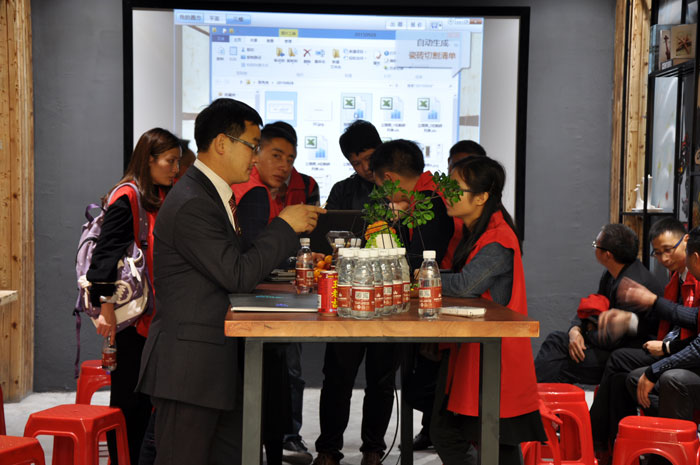 “時代賦予同樣的場景不同的意義”，緊跟時代的發展，傳統企業轉型成了當今的趨勢，金艾陶瓷磚品牌開創O2O+體驗店模式，以便贏得新的發展。