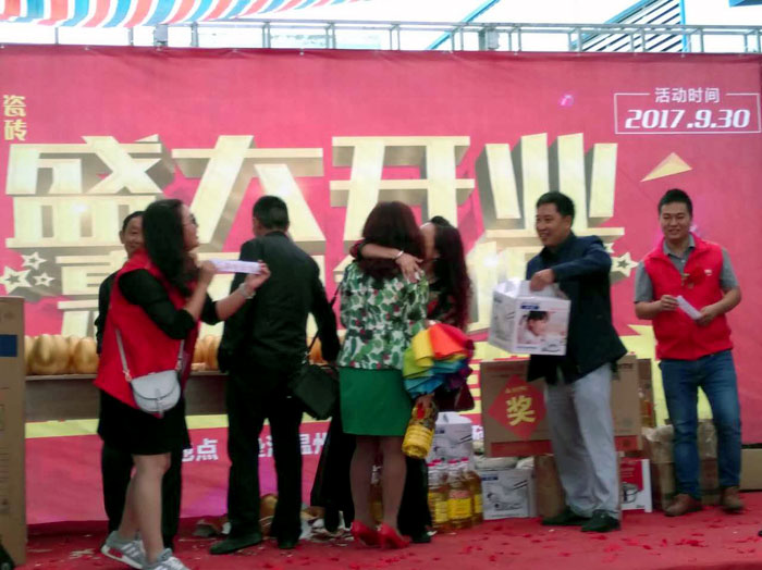 陶瓷一線品牌金艾陶瓷磚墊江店盛裝開業，惠動全城