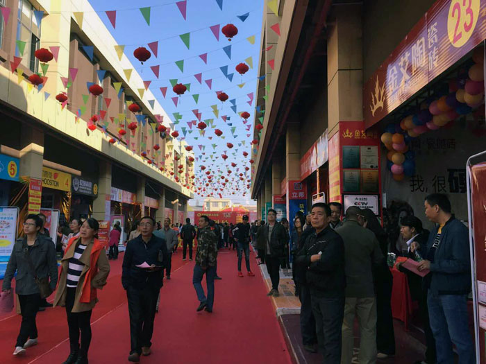 2017年11月5日，百盟光彩建材大市場邀約30家品牌商家聯合舉辦了本次的家居建材團購會，參加活動的消費者將現場的氛圍不斷推向高潮，金艾陶瓷磚品牌展位無論人氣、銷售都取得空前成功，彰顯品牌大氣風范。