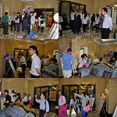 現(xiàn)場(chǎng)各媒體記者和經(jīng)銷(xiāo)商嘉賓品鑒首創(chuàng)微晶瓷片并投票