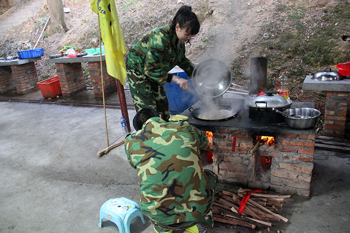 2017年2月13-15日，金艾陶“虎狼道”戶外拓展訓(xùn)練圓滿結(jié)束